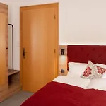 Thermenhotel Krone - Inklusive Felsentherme فندق باد جاستاين