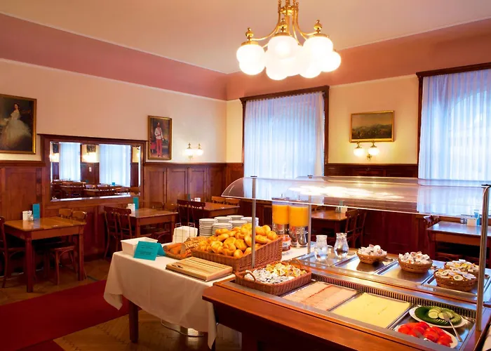 Thermenhotel Krone - Inklusive Felsentherme מלון