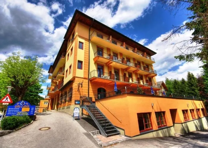 Thermenhotel Krone - Inklusive Felsentherme מלון