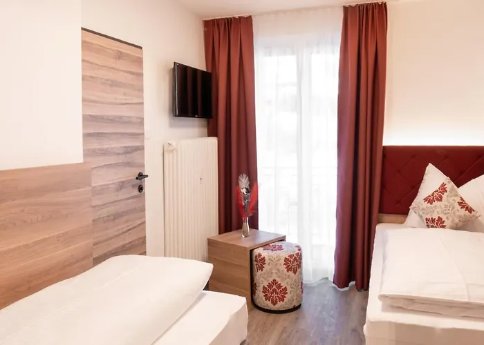 Thermenhotel Krone - Inklusive Felsentherme מלון *