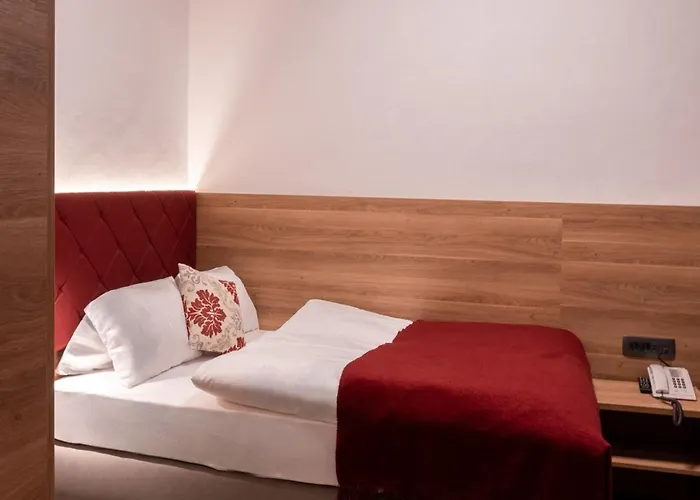 Thermenhotel Krone - Inklusive Felsentherme מלון באד גסטיין