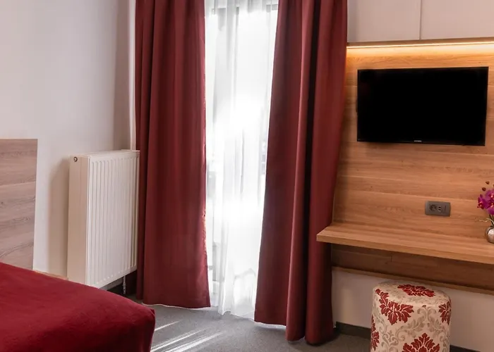 Thermenhotel Krone - Inklusive Felsentherme מלון